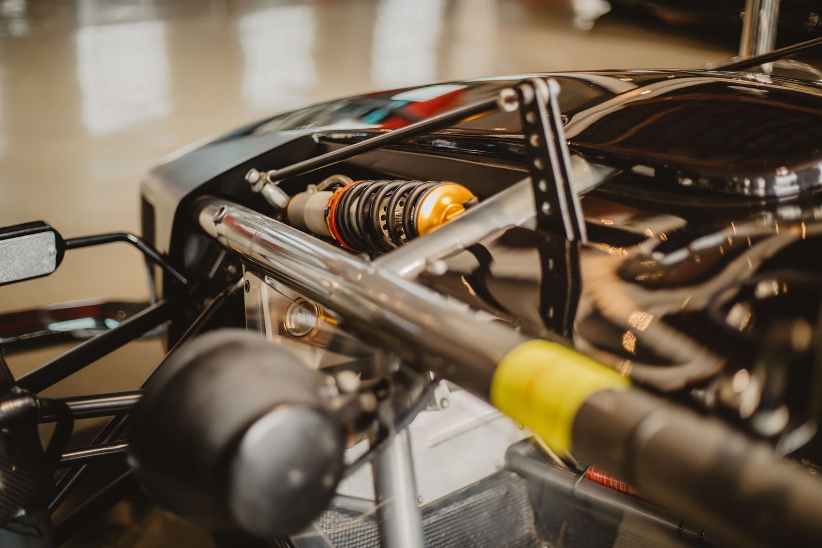 Primer plano de un amortiguador coilover de competición en un vehículo