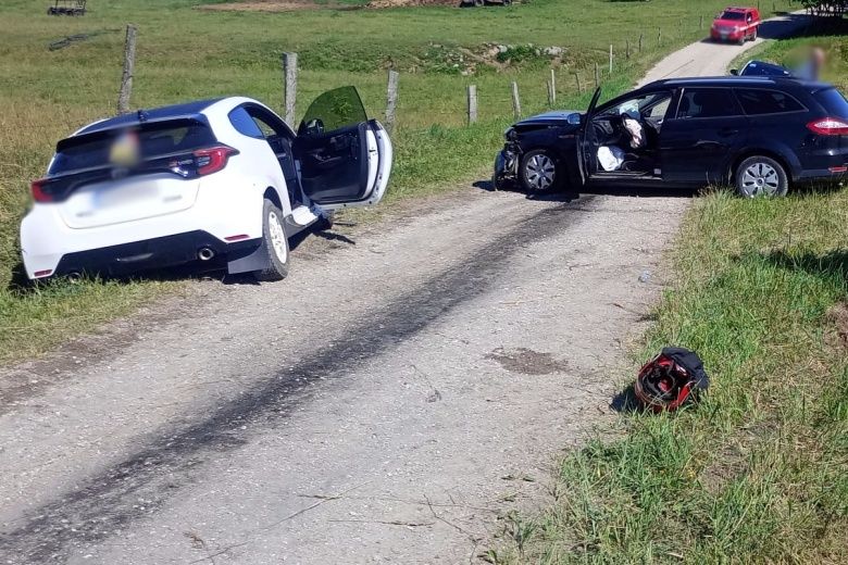 Dos vehículos dañados tras una colisión en un camino rural